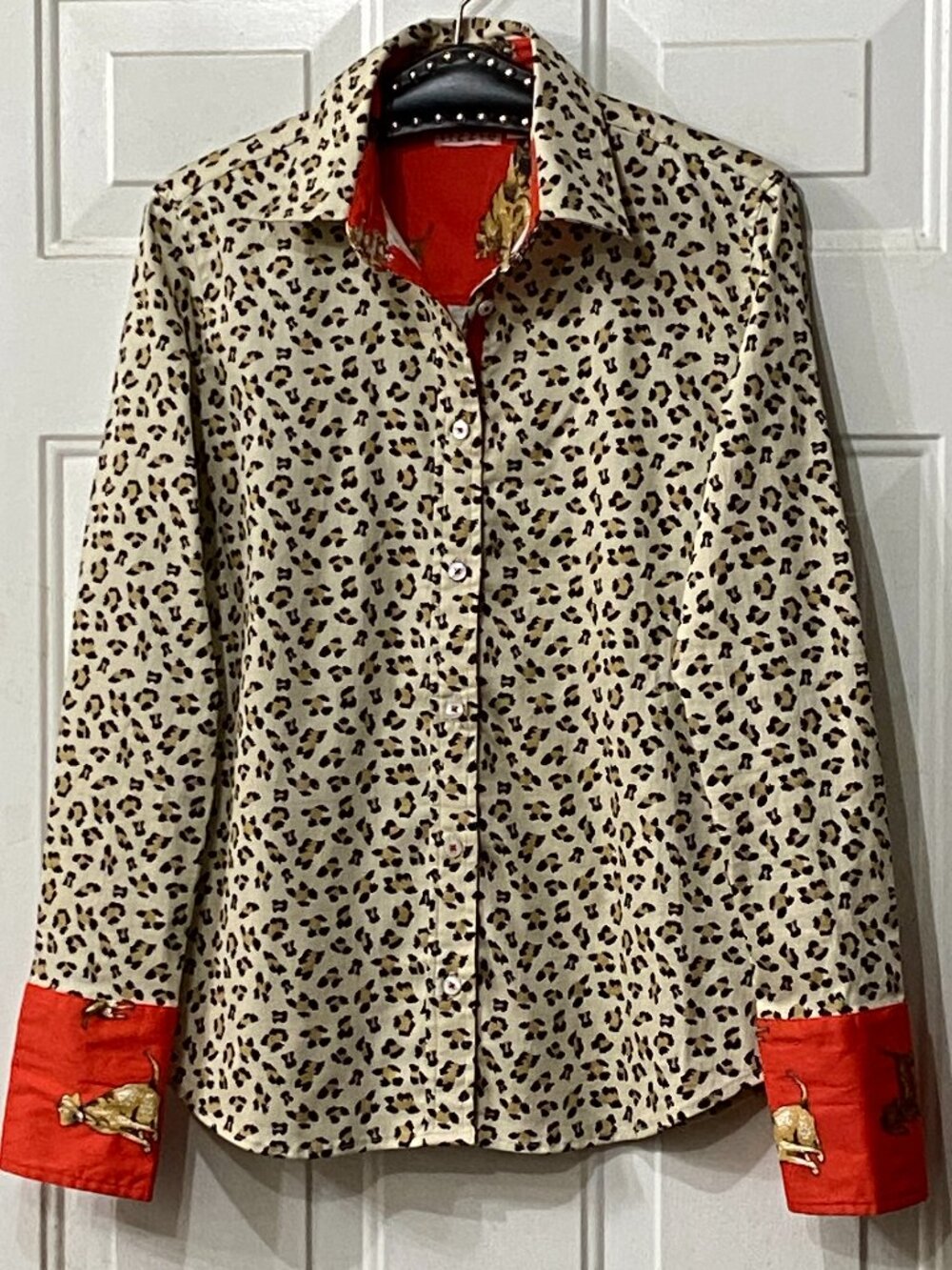 NEW Tizzie Sz S Blouse Button Up Shirt Long Sleeve Animal Beige/Black/Red